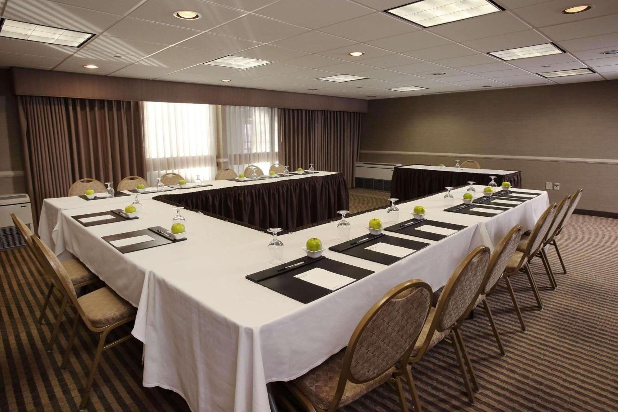 Radisson Hotel Philadelphia Northeast Тревос Экстерьер фото